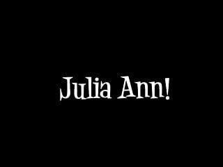 変態熟女ジュリア・アンは乳頭クランプで遊ぶ